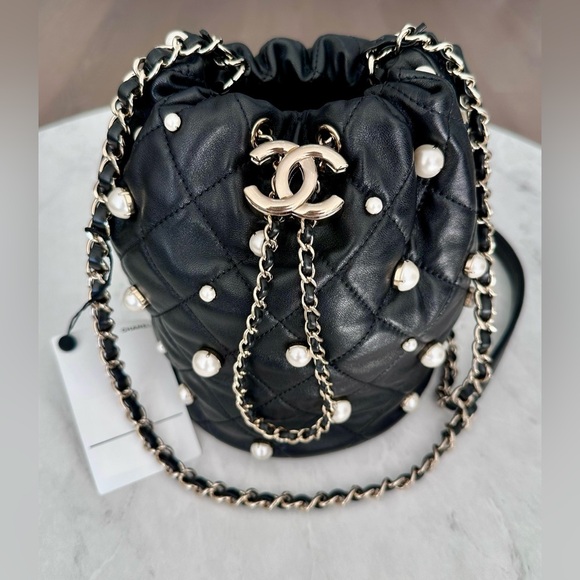 Brand new rare CHANEL bucket bag with pearl embelishment - Picture 5 of 14